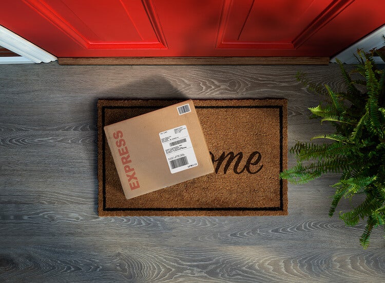 Dropshipping on Amazon: package on welcome mat